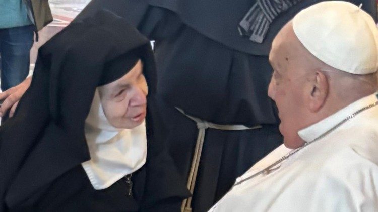 “The two wheelchairs met”, unexpected meeting between Pope Francis and Sister Francesca